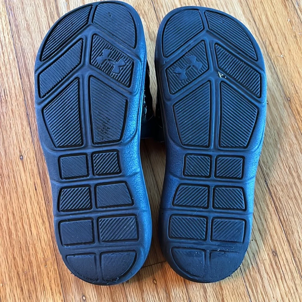 Under Armour | Black Slides sz 5Y